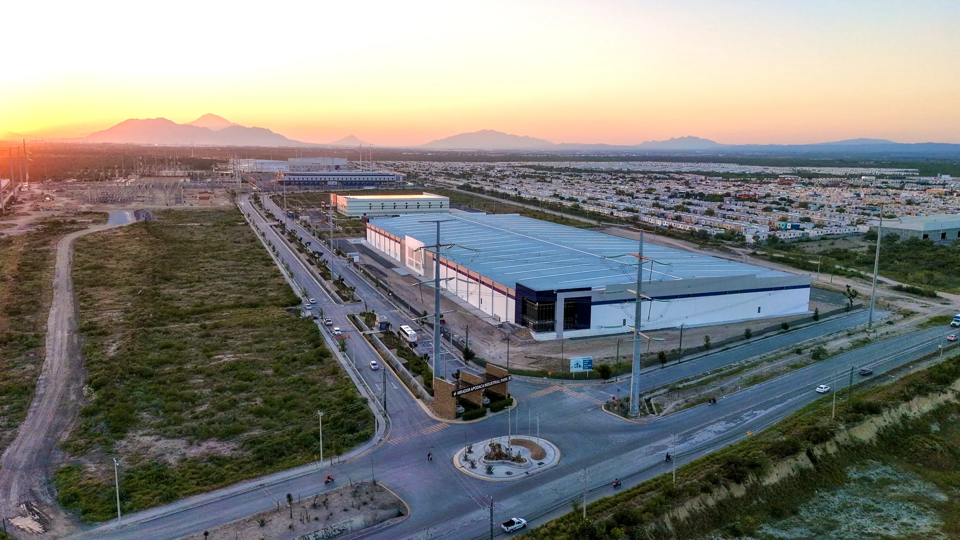 Mirador Apodaca al atardecer — parque operando, Apodaca, NL