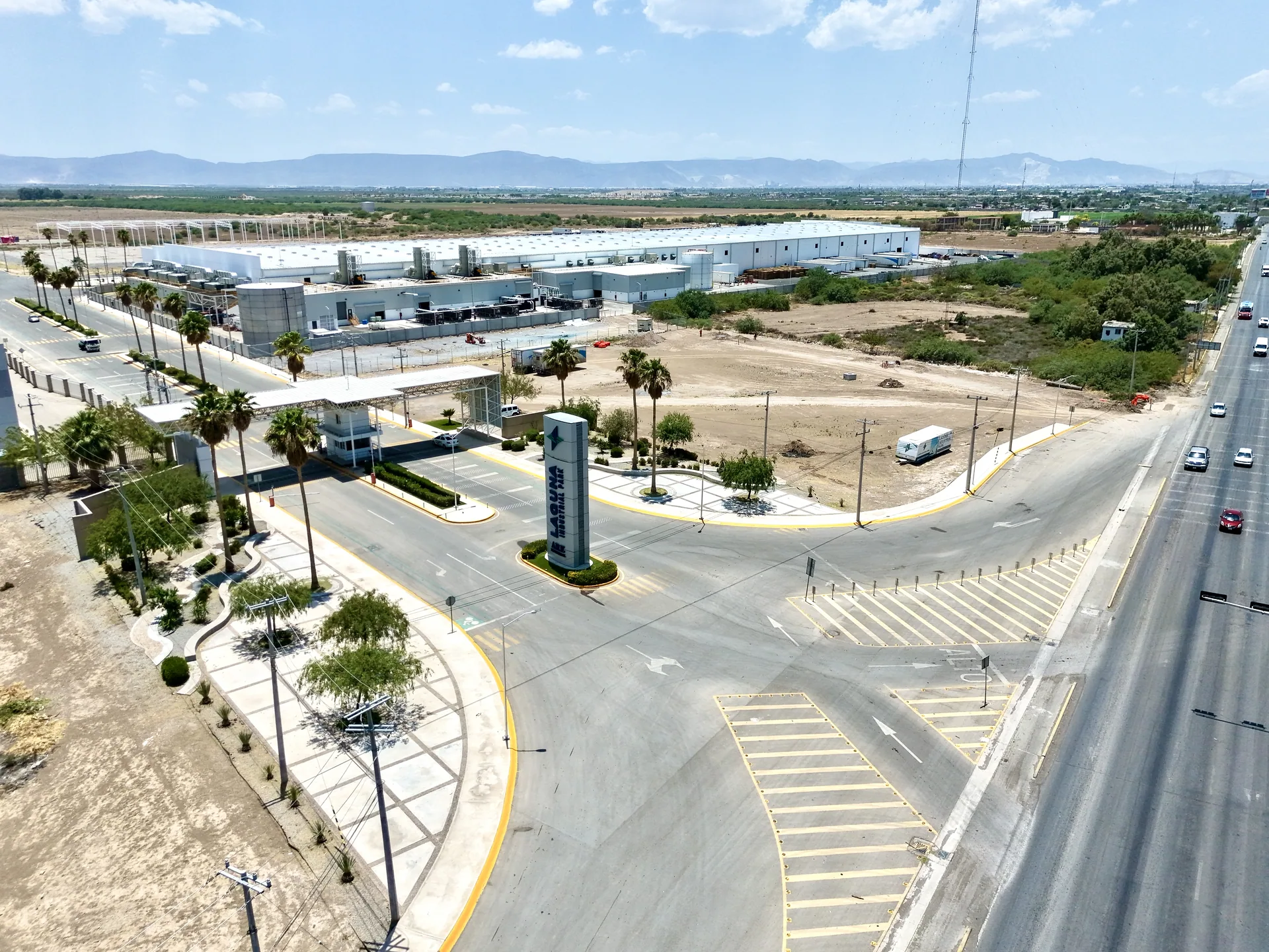 Acceso principal y tótem — Laguna Industrial Park, Torreón, Coahuila
